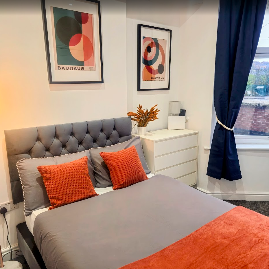 Sheffield after — bright double room with bay window